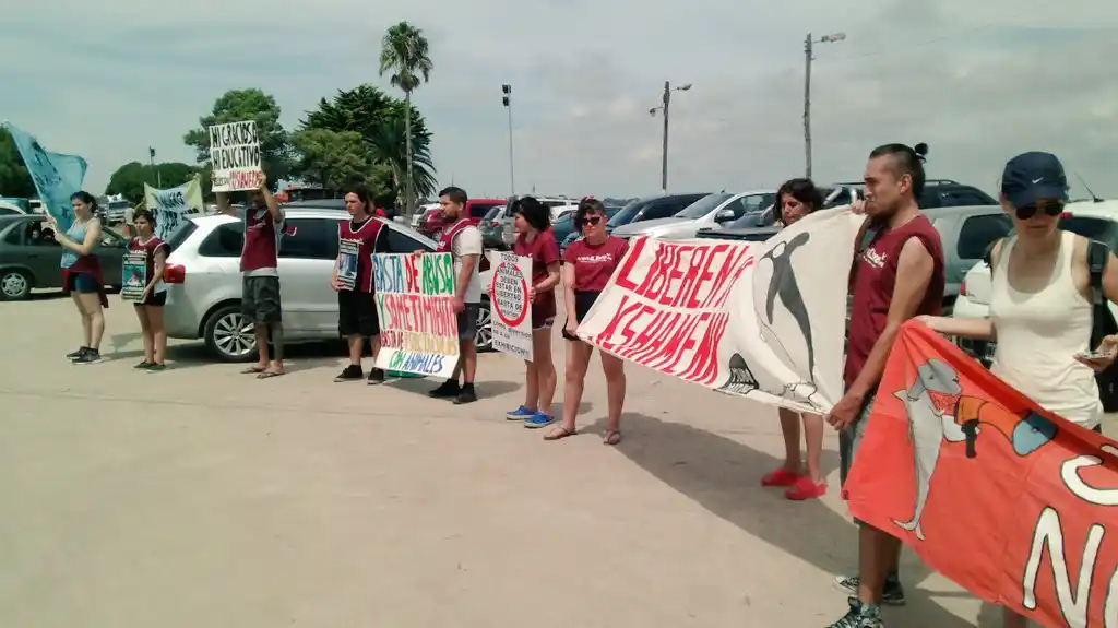 Protestaron frente a Mundo Marino por el fin de los shows con animales