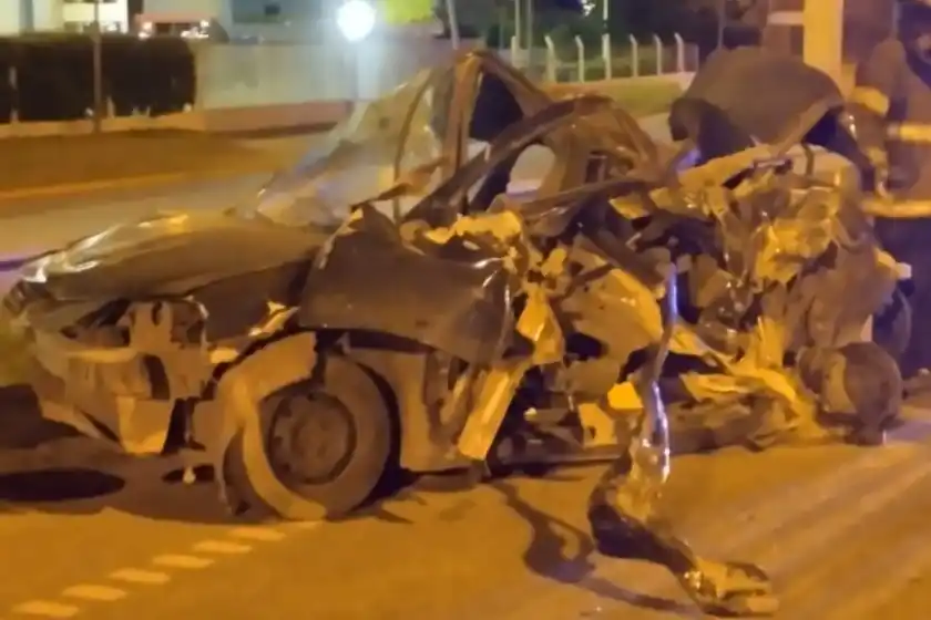 Impactante choque entre un camión y un auto en Circunvalación