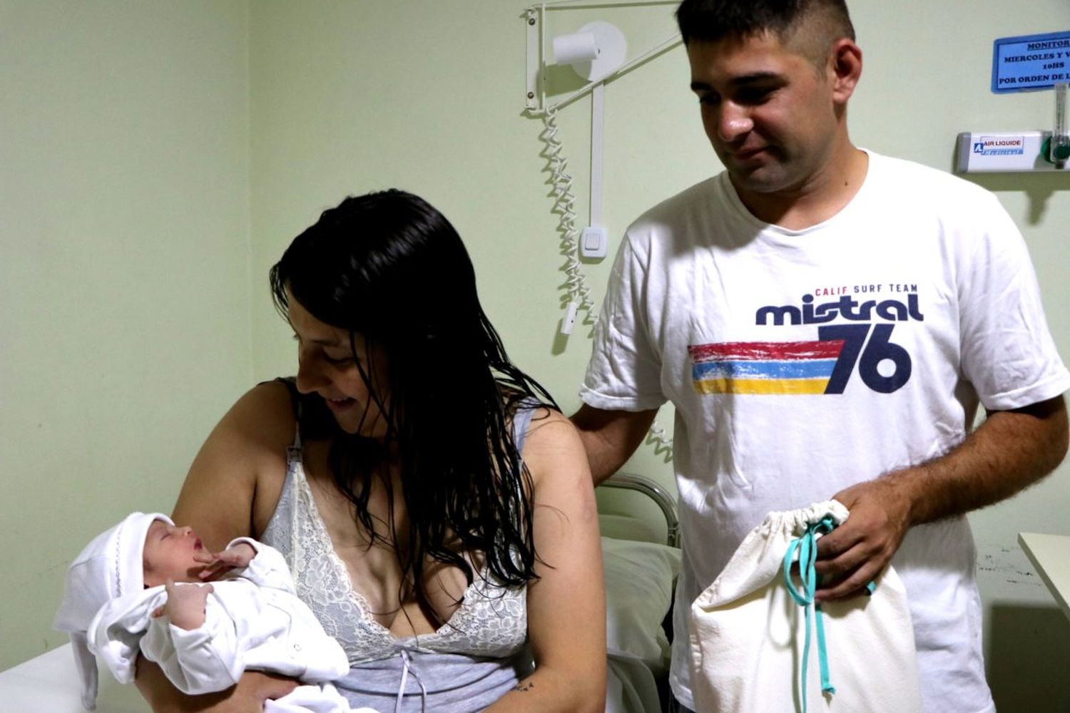 Emilia con sus papás: Vanesa y Kevin