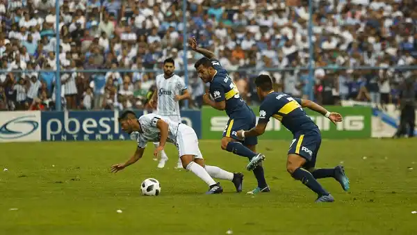 Boca consiguió un empate agónico que le sirve en Tucumán