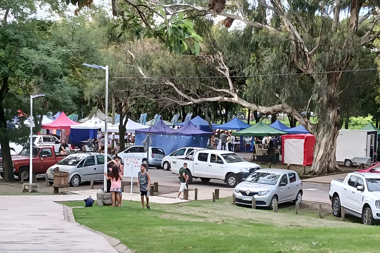 Así se ve la feria de emprendedores del Paseo Público desde la Escalera de las Flores.