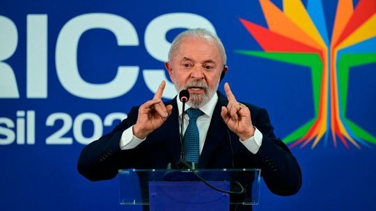Lula anunció que buscará la reelección para evitar el retorno de "una banda de lunáticos"