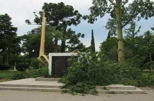 Destrozos y evacuados tras un fuerte temporal de viento en Navarro