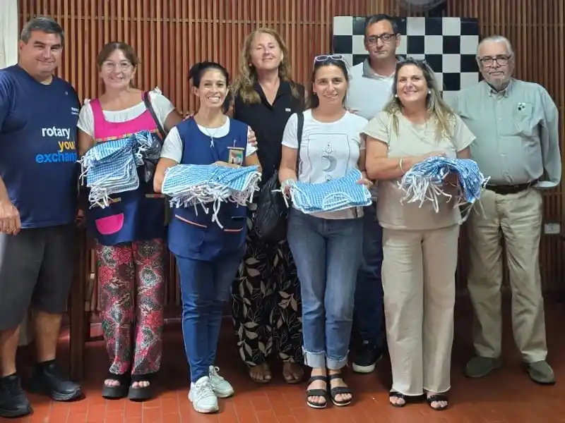 Rotary Gualeguaychú Oeste donó más de 50 guardapolvos a escuelas de la ciudad