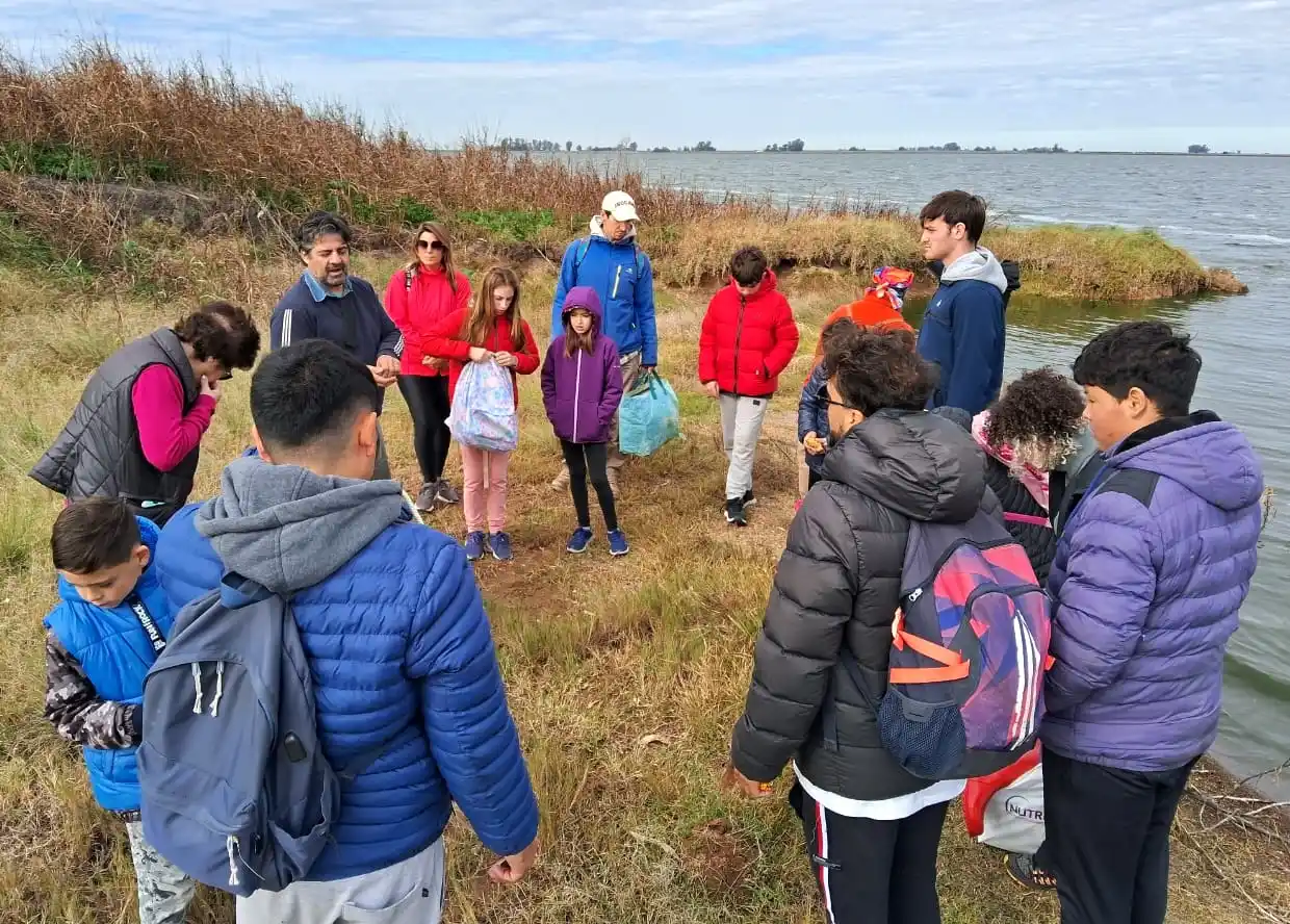 Investigadores y asistentes recorriendo el balneario. Foto: Municipalidad de Villa Cañás.