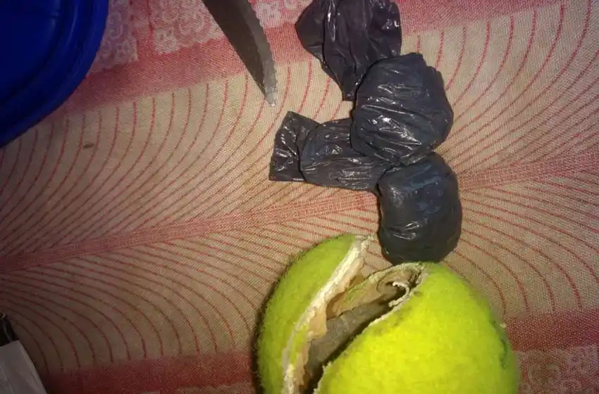 Cárcel de Coronda: les tiran droga en pelotas de tenis