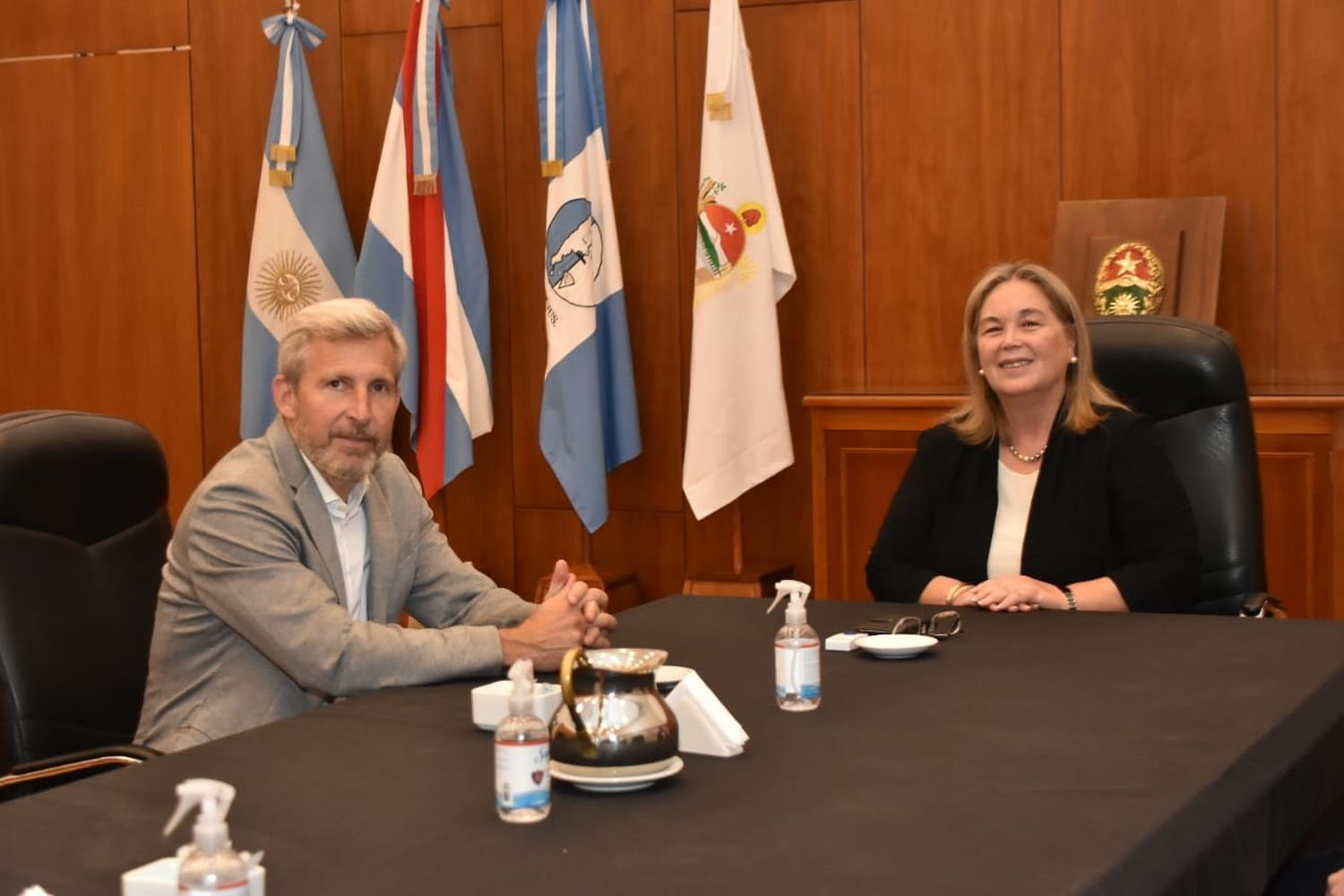 La titular del STJ recibió a Rogelio Frigerio en la Sala de Acuerdos