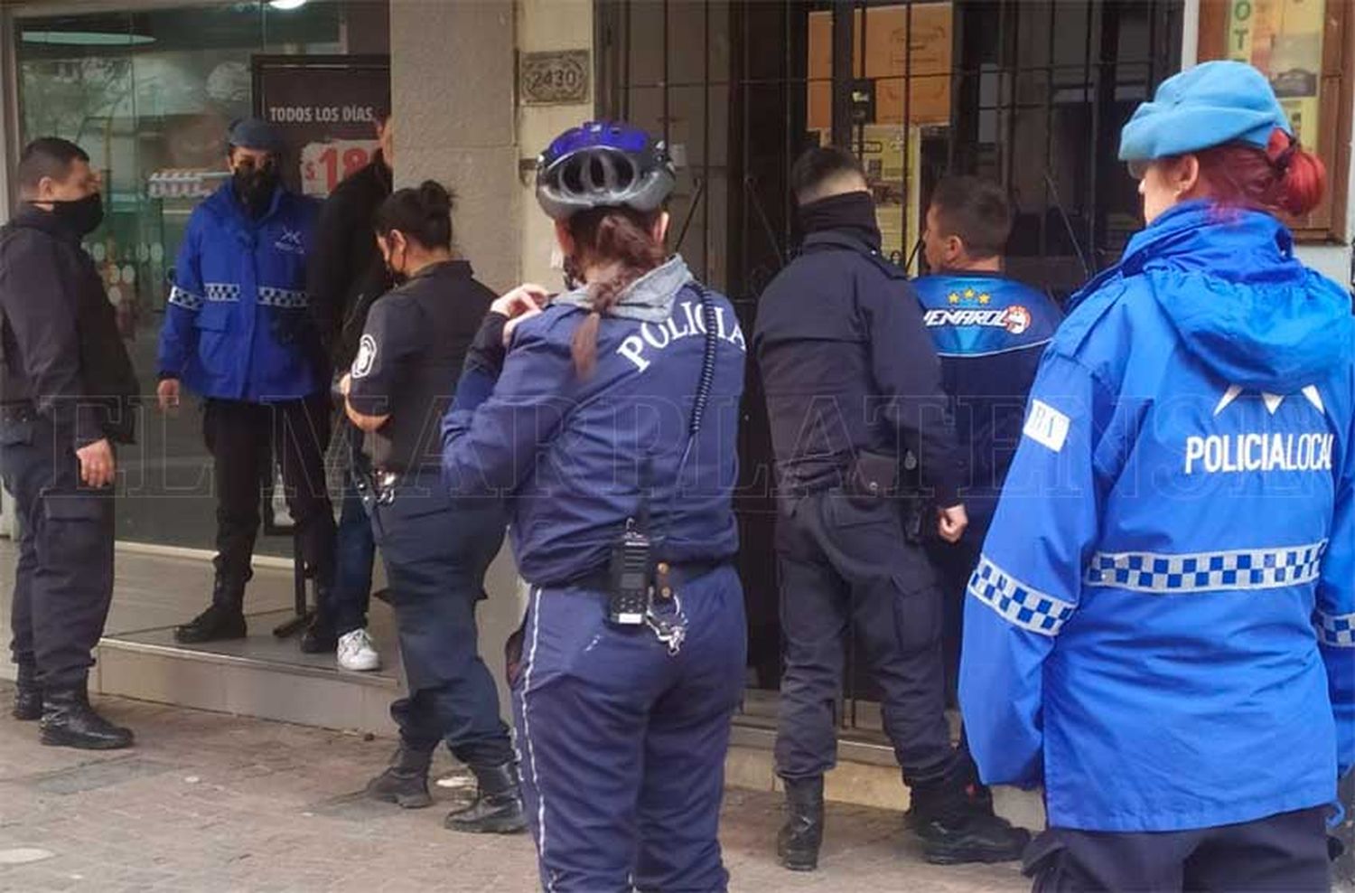 Dos delincuentes fueron golpeados por un grupo de personas en plena peatonal