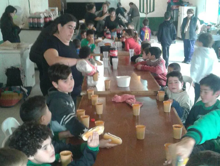 Robo y daños en un merendero