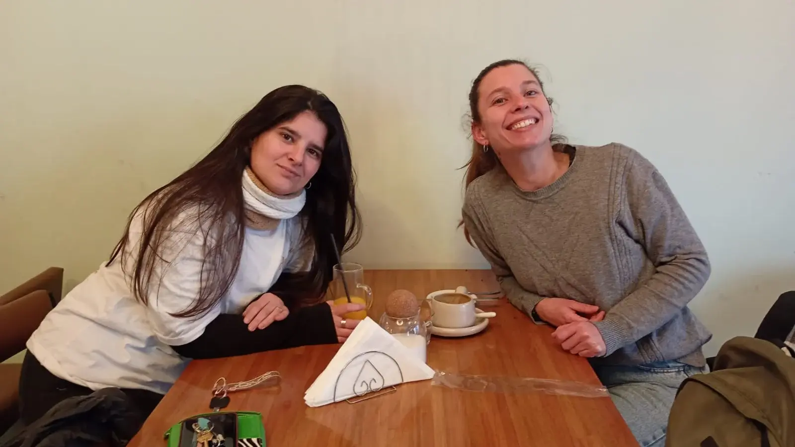 Las hermanas Samanta y Yanina reunidas “para ponerse al día” en Paramita