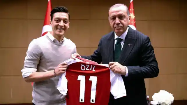 Ozil renuncia a la selección alemana y desata la polémica