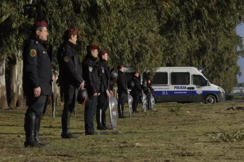 Operativo en Bahía Blanca: La Policía desalojó familias de una toma y le restituyeron los terrenos a sus dueños