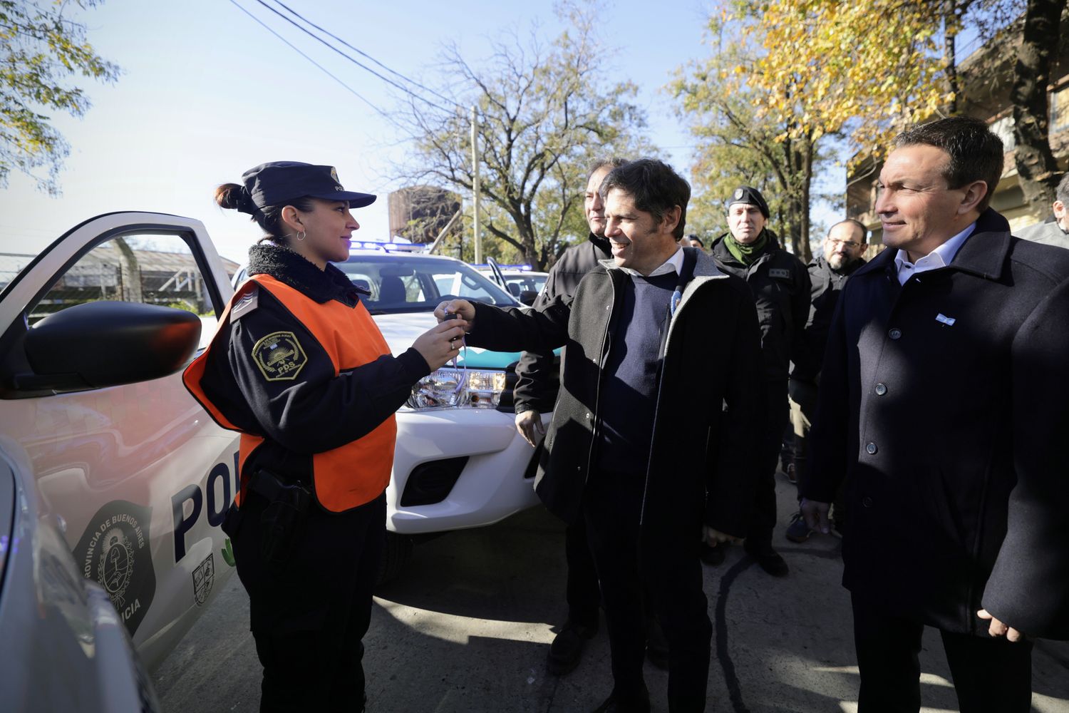 Kicillof en Varela: entregó patrulleros y motos