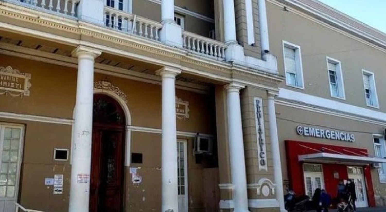 Sin vergüenza: golpeó a su hijita en el baño un hospital en Córdoba