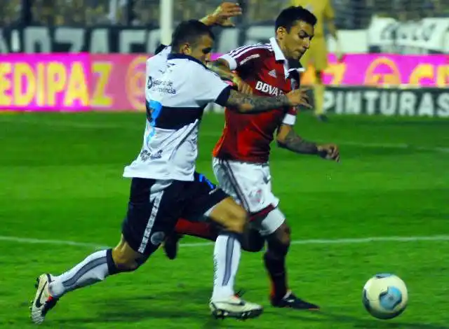 Gimnasia sorprendió a River en su regreso a Primera