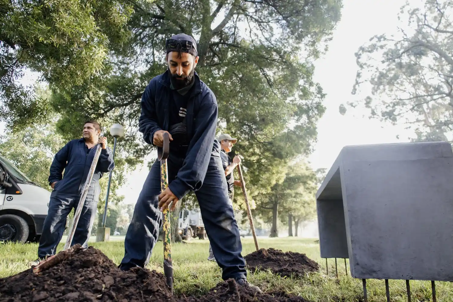El área de Espacios Públicos colocó bancos de hormigón y cestos en puntos estratégicos de la plaza.