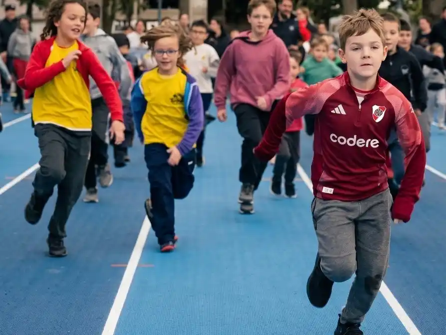 La alegría de los chicos al correr sobre la renovada pista del Parque Municipal. Foto: MVT