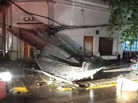 La tormenta provocó destrozos y un corte de luz en el partido de 9 de Julio