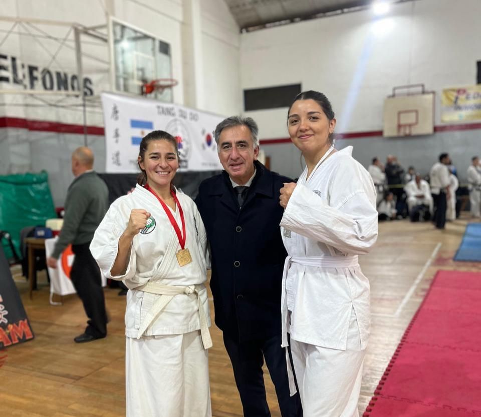 Samira Basualdo y Gladys Santa Cruz junto al Maestro Alejandro Yapuncic luego de obtener medallas en su primer torneo.