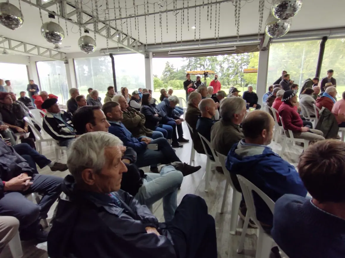 El campo prepara su batalla en la asamblea que organizó en la zona del piquete de Ruta 9