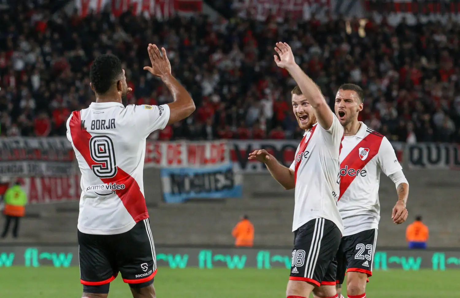 Beltrán festeja con Borja el segundo gol de River.