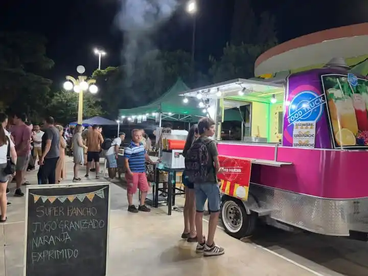 Paseo de la Ciudad en el playón del Parque Municipal.