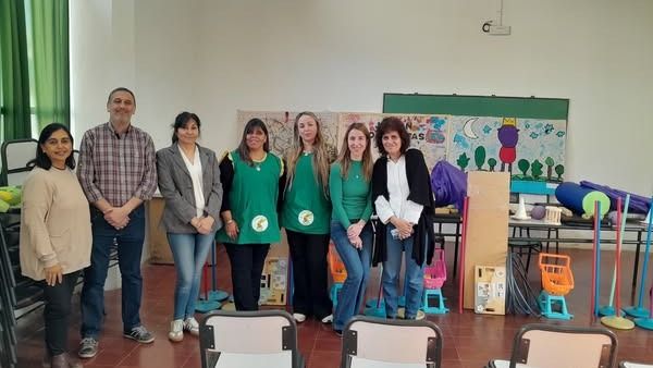 Patricia Aguiar (der.) junto a autoridades de instituciones educativas.