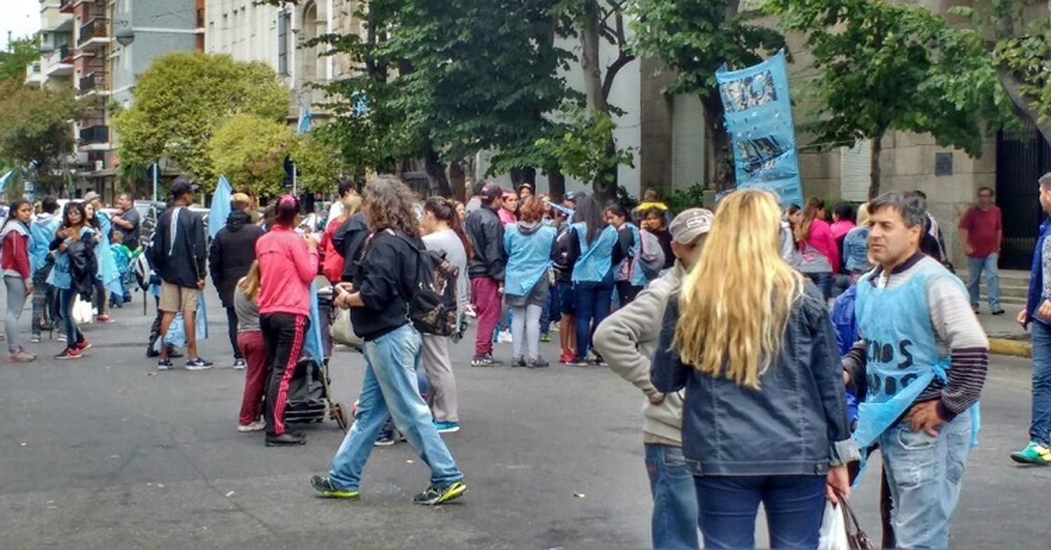 Cooperativistas reclaman trabajo frente a la Municipalidad