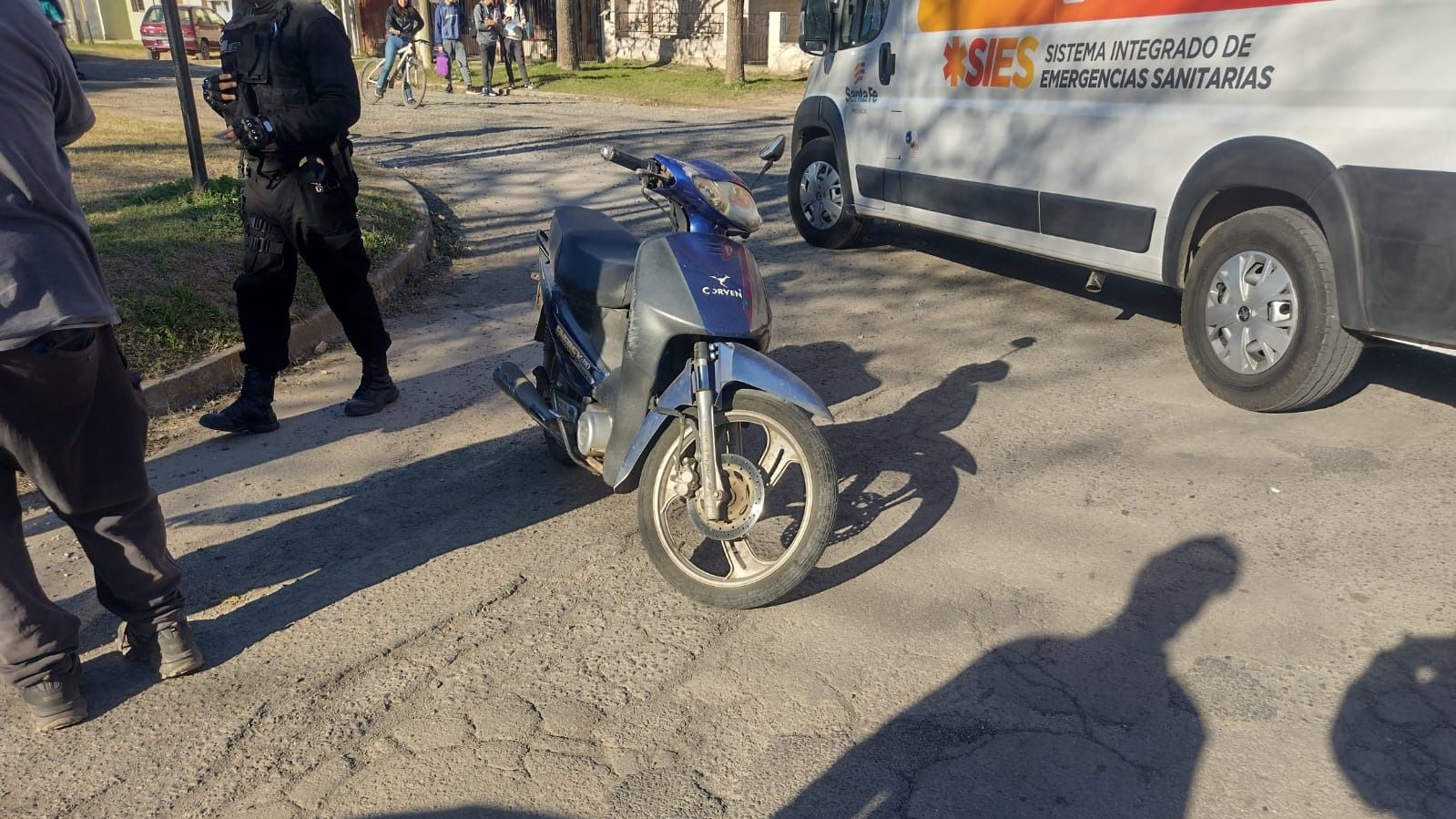 El conductor de la moto sufrió un traumatismo de cadera.