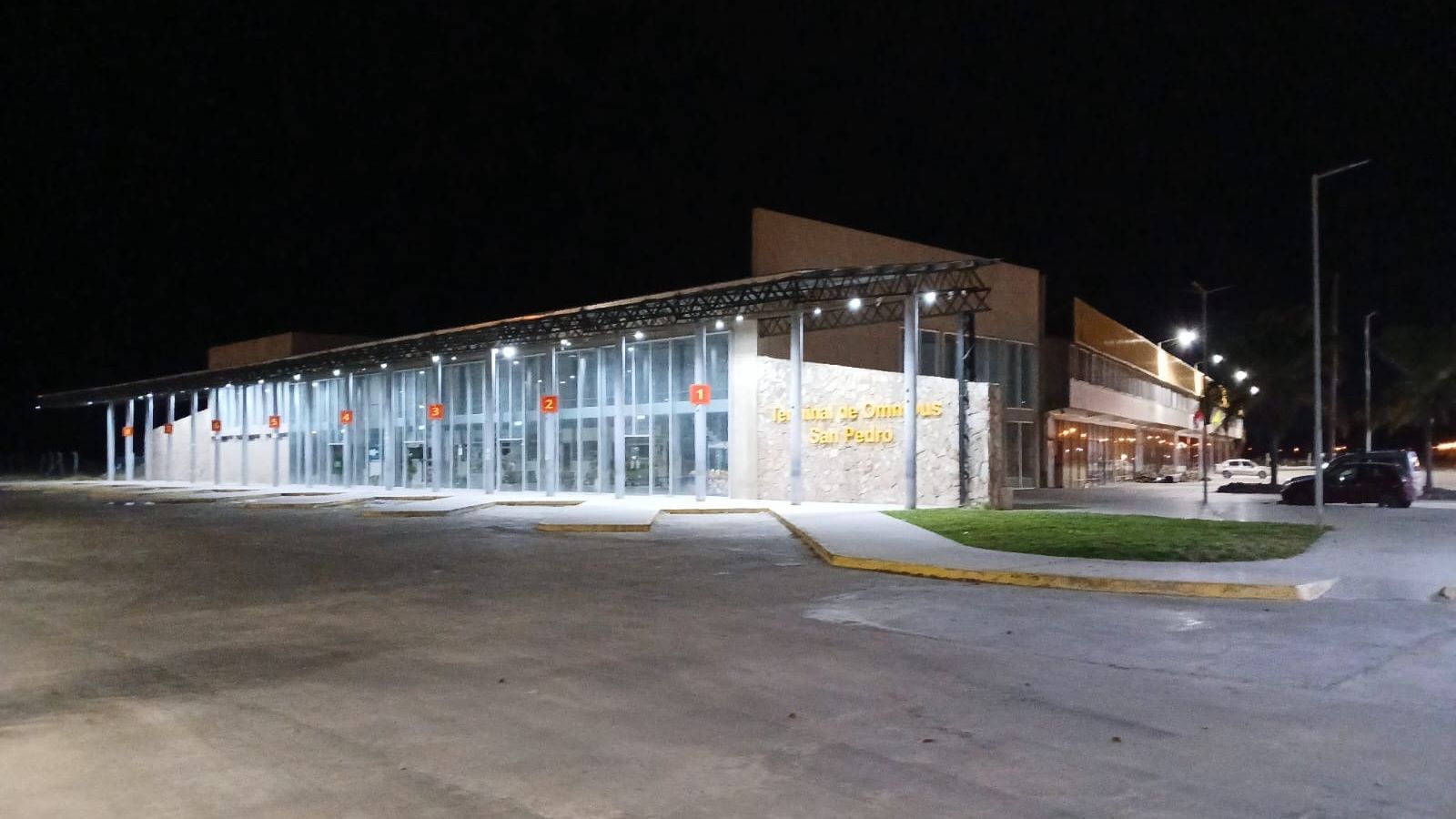 Colocaron luces en la Terminal de Ómnibus: “De una semana para otra logramos más iluminación”