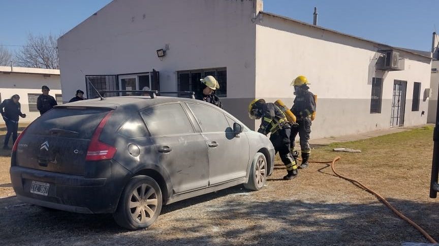Bomberos asistieron rápidamente al lugar de los hechos.