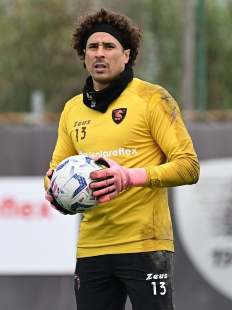 El duro año de Guillermo Ochoa: descenso, récord y posible retiro