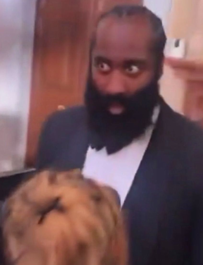 La reacción de James Harden al ver que su novia atrapó el ramo de flores