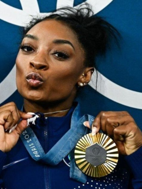 The GOAT: Simone Biles celebra su nueva medalla de oro con un sorprendente collar en alusión a su éxito