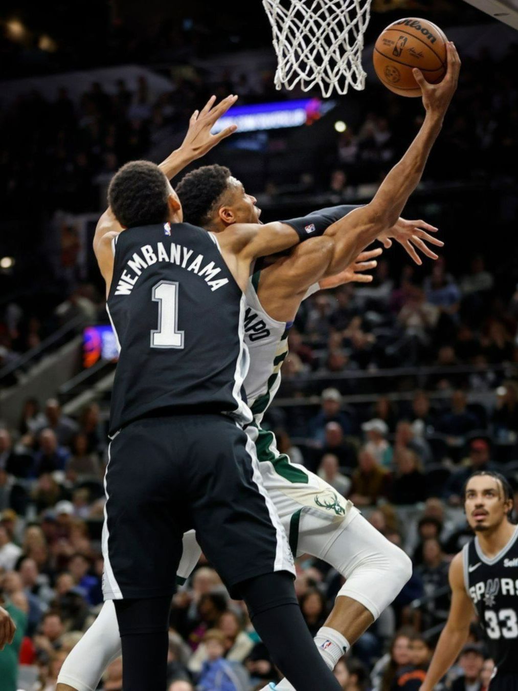 ¡Duelo de titanes! Así fue la increíble tapa de Wembanyama a Giannis Antetoukonmpo