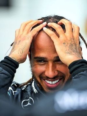 No podrás creer el valor del anillo de 18 kilates con el que se mostró Lewis Hamilton