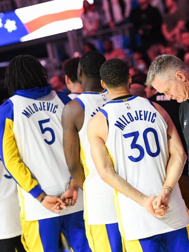 Así fue el emotivo homenaje de los Warriors a su entrenador fallecido