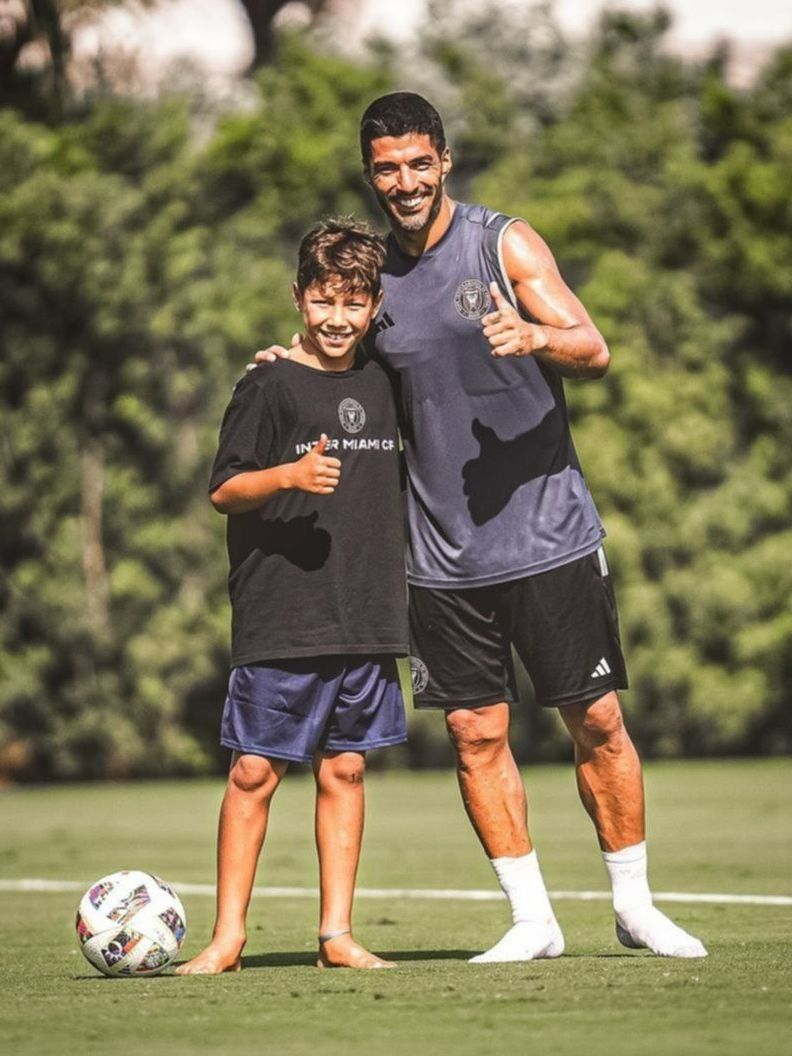 Divertido saludo entre el hijo de Luis Suárez y Messi ¡Imperdible!