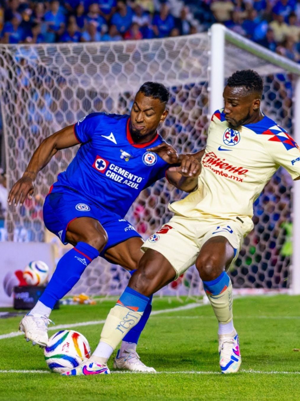 Obligan a un niño del América a tirar su playera a la basura