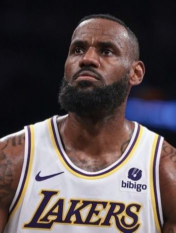 De otro planeta: la volcada de LeBron James que hizo delirar a la afición