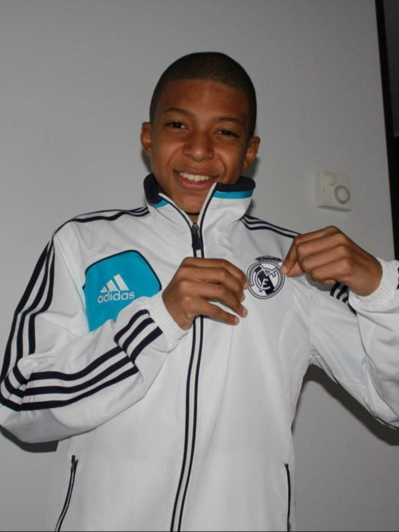 ¡Kylian Mbappé llega al Real Madrid y elige su número!