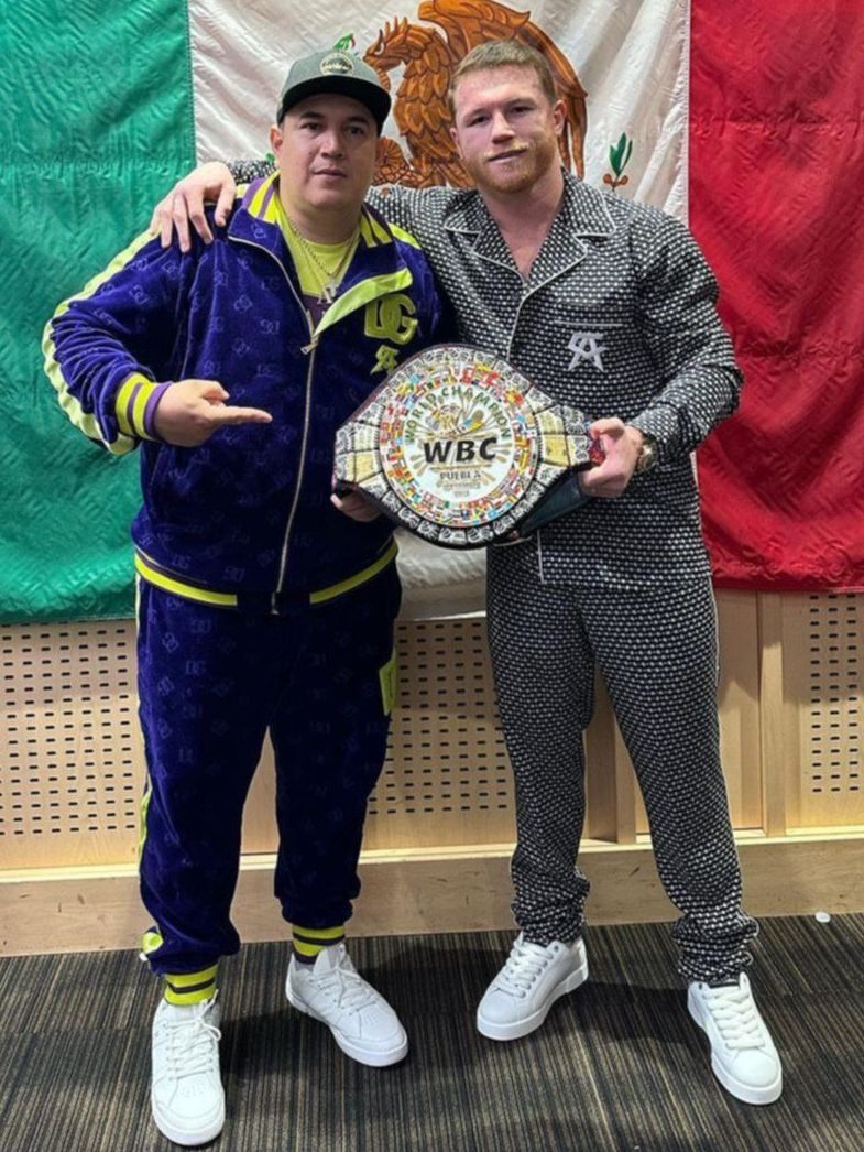 El entrenador del Canelo presume junto a otro campeón 