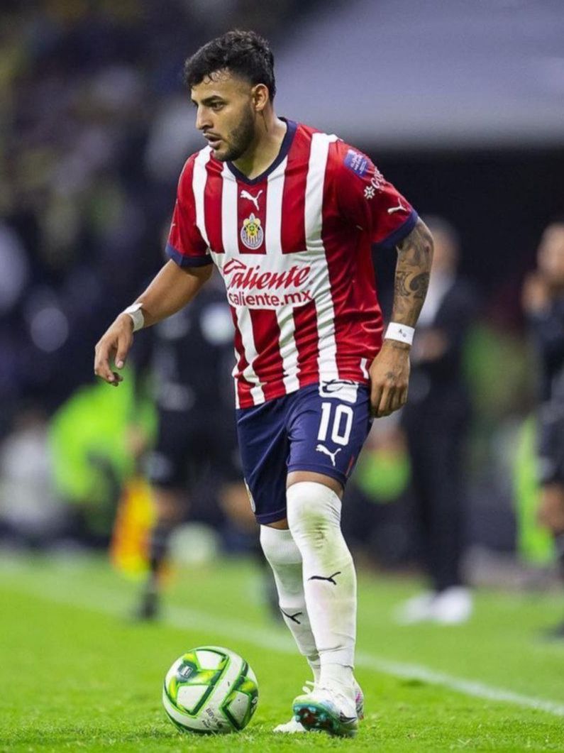 Afición de Chivas llama "borracho" a Alexis Vega