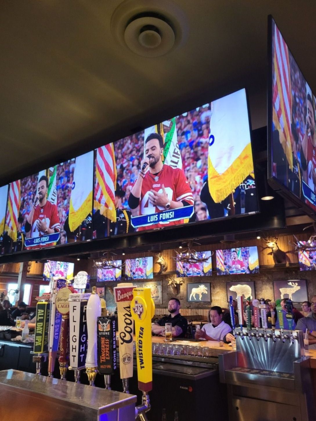 ¿Por qué Luis Fonsi cantó el Himno de Estados Unidos en un partido de NFL?