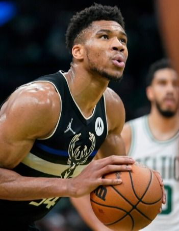 Giannis Antetokounmpo: de no poder profesionalizarse por “falta de papeles” a la cima de la NBA