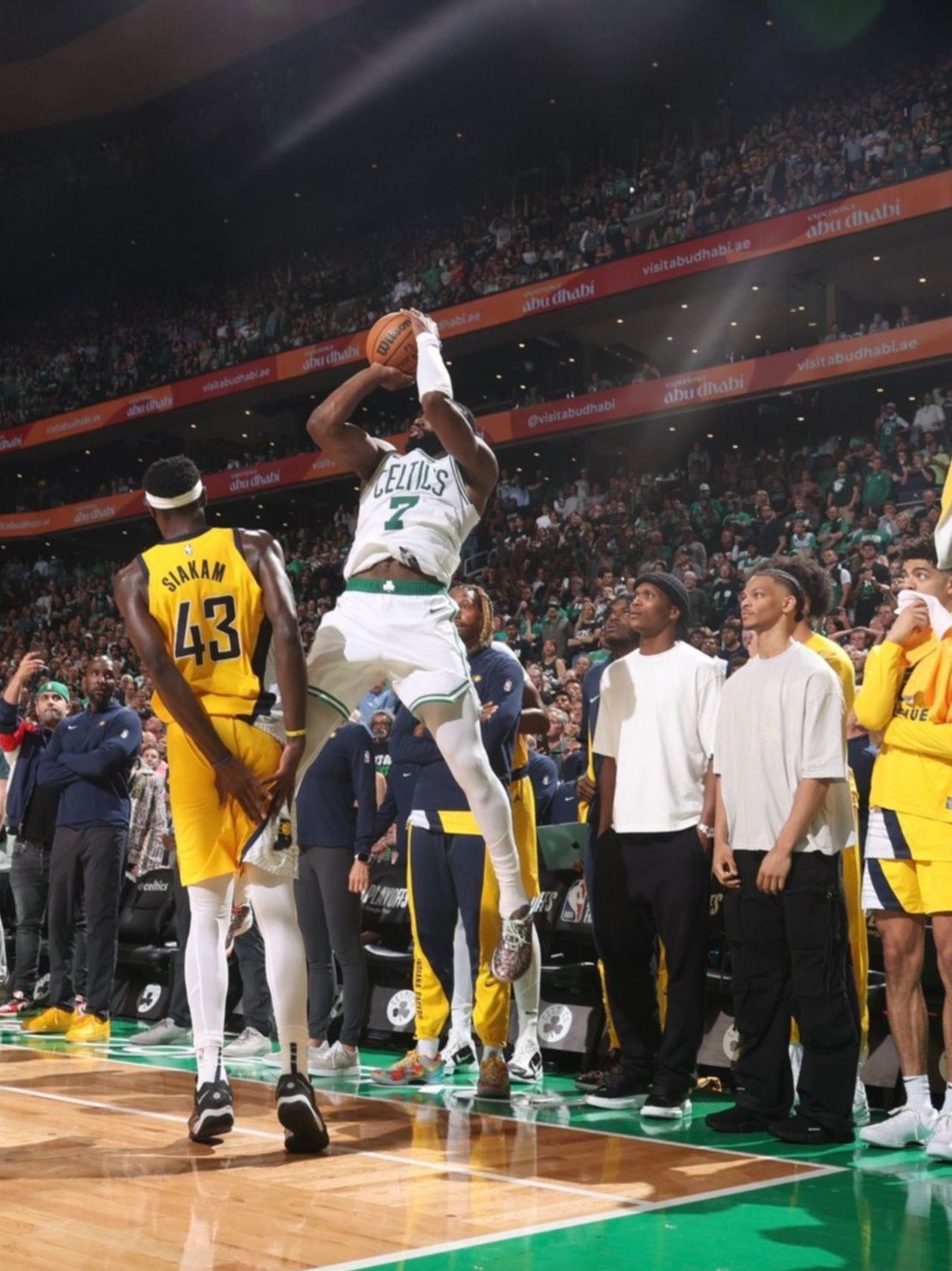 Cayéndose y a falta de 8 segundos: el milagroso triple de Jaylen Brown