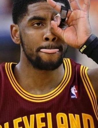 Es terraplanista y lo acusaron de antisemita: la vida de Kyrie Irving