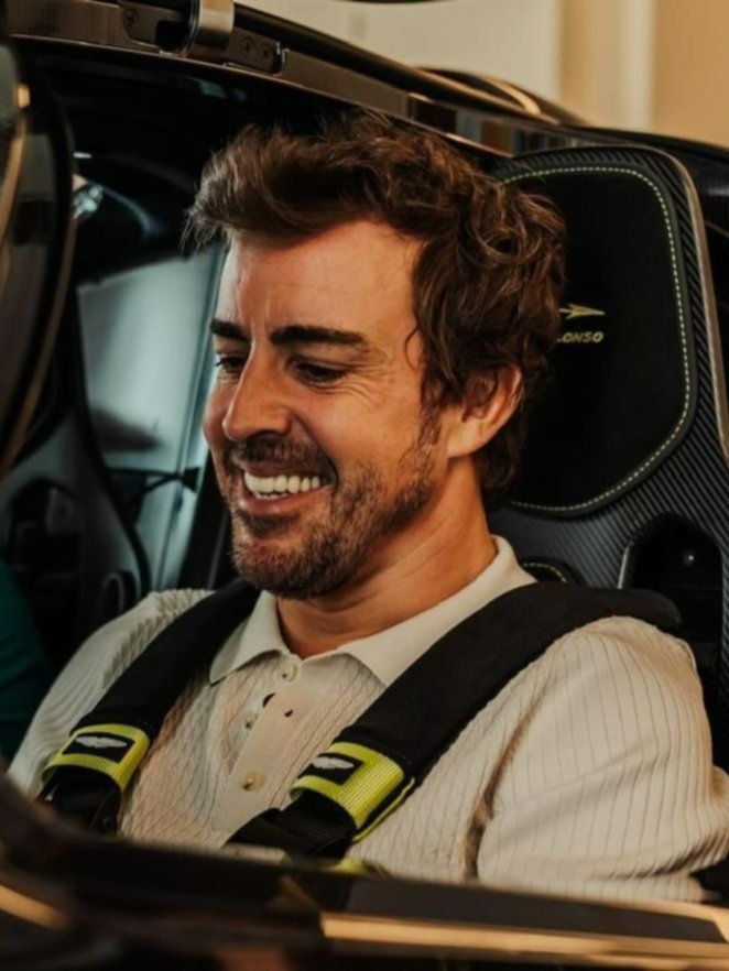 Fernando Alonso recibe su Aston Martin Valkyrie personalizado