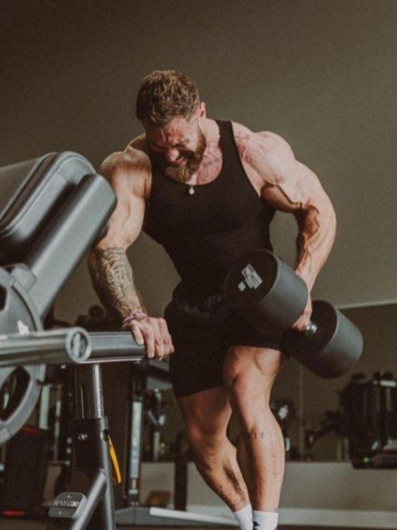 Chris Bumstead sorprende en redes con su nuevo método de entrenamiento