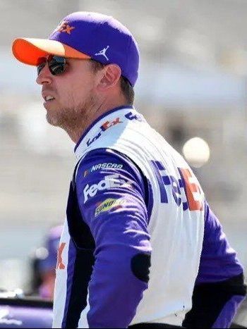 Denny Hamlin ofrece una recompensa por un trofeo perdido